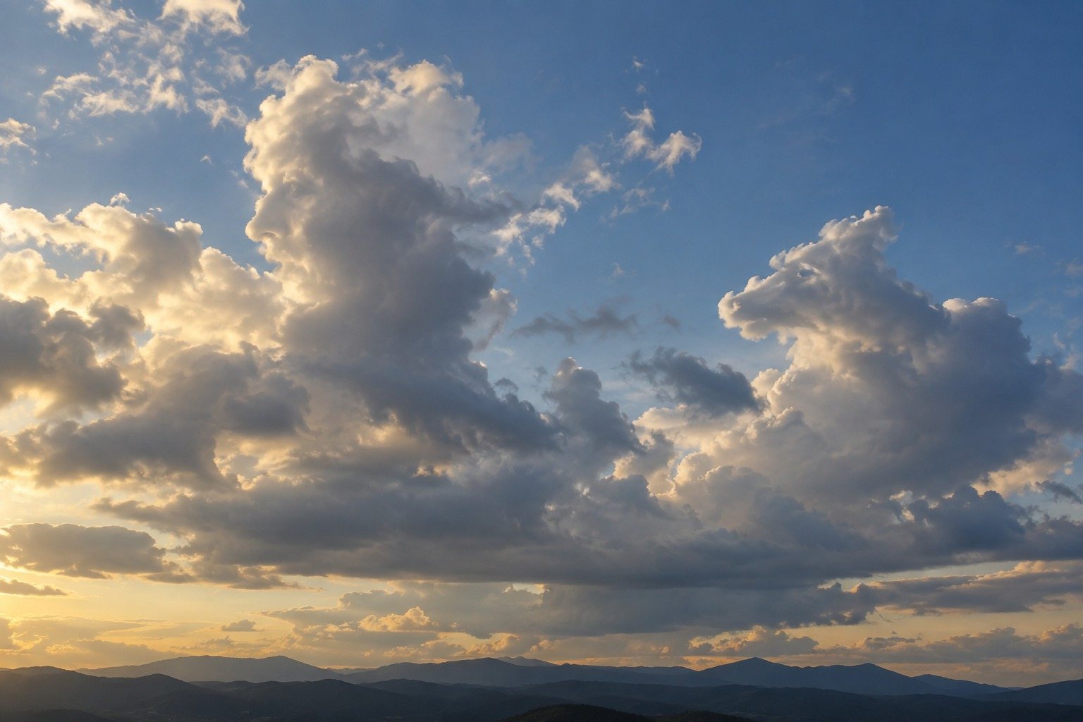 Nubes con formas ambiguas que sugieren rostros y animales